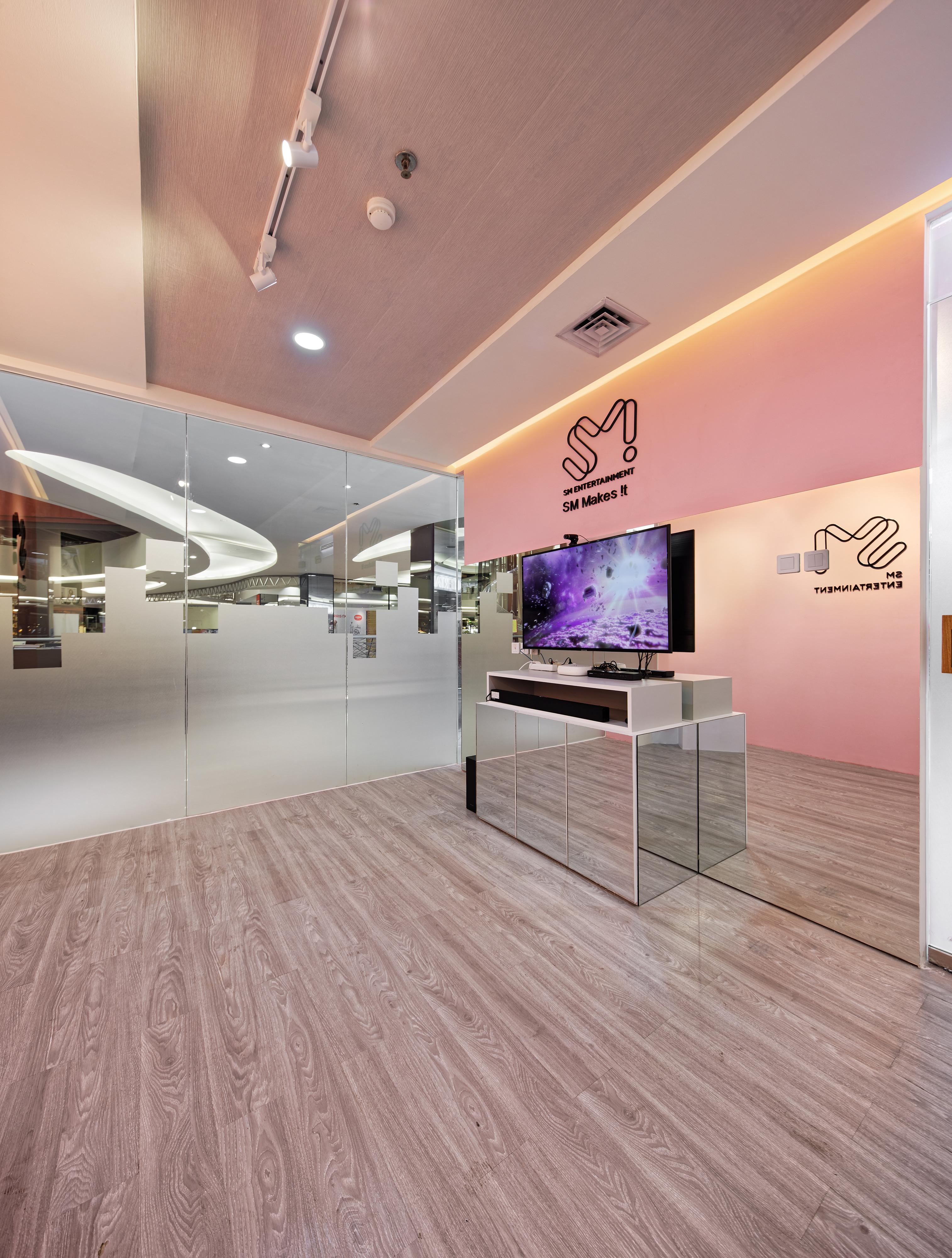 粉盒阶梯 | SM 娱乐印尼代表处的室内设计-16