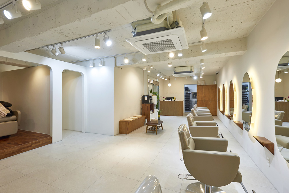 27 平米现代美容院，极简白色与温暖木调的精致空间-6