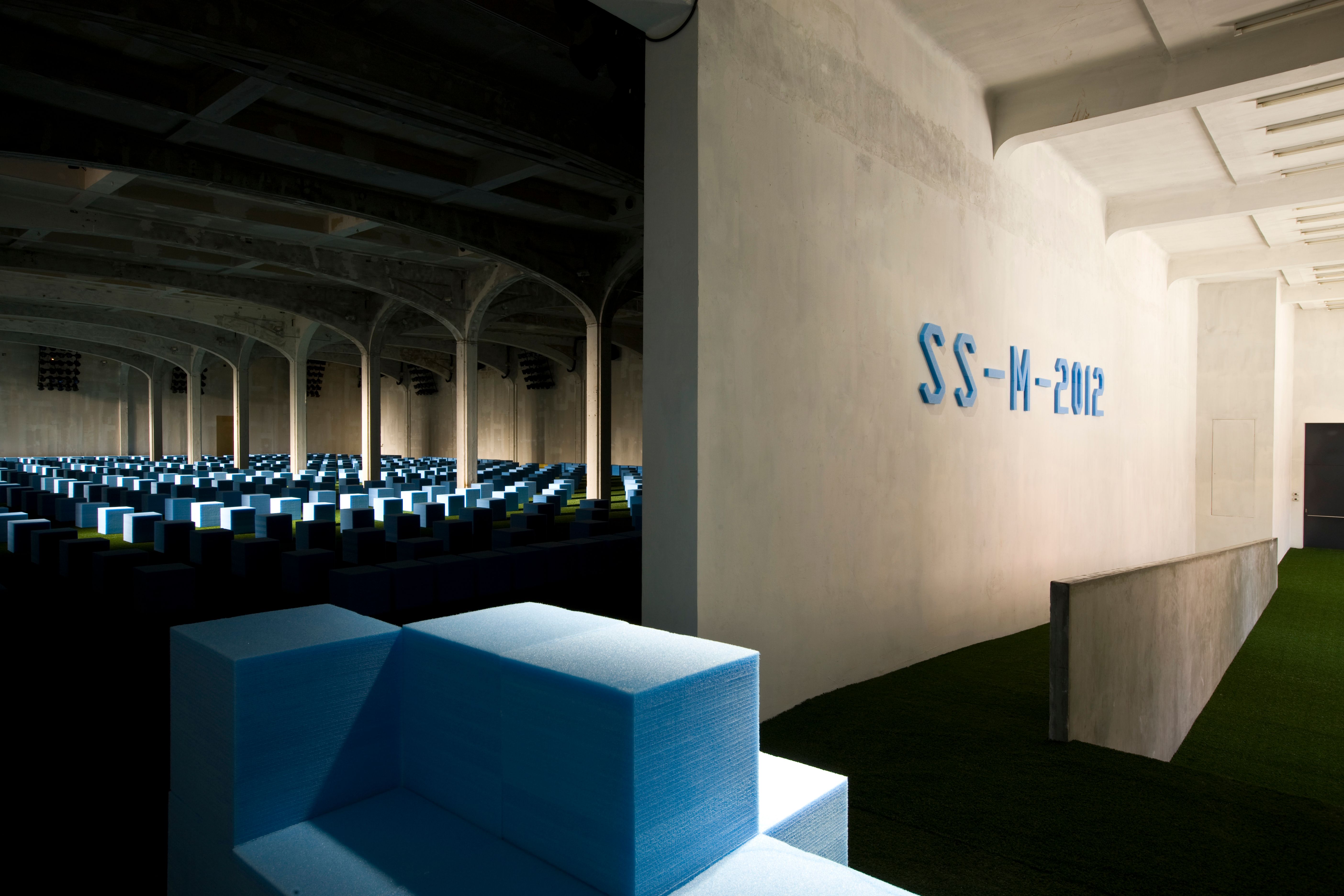 2012 春夏米兰 PRADA 秀场 | 网格布局与动态展示的完美结合-11