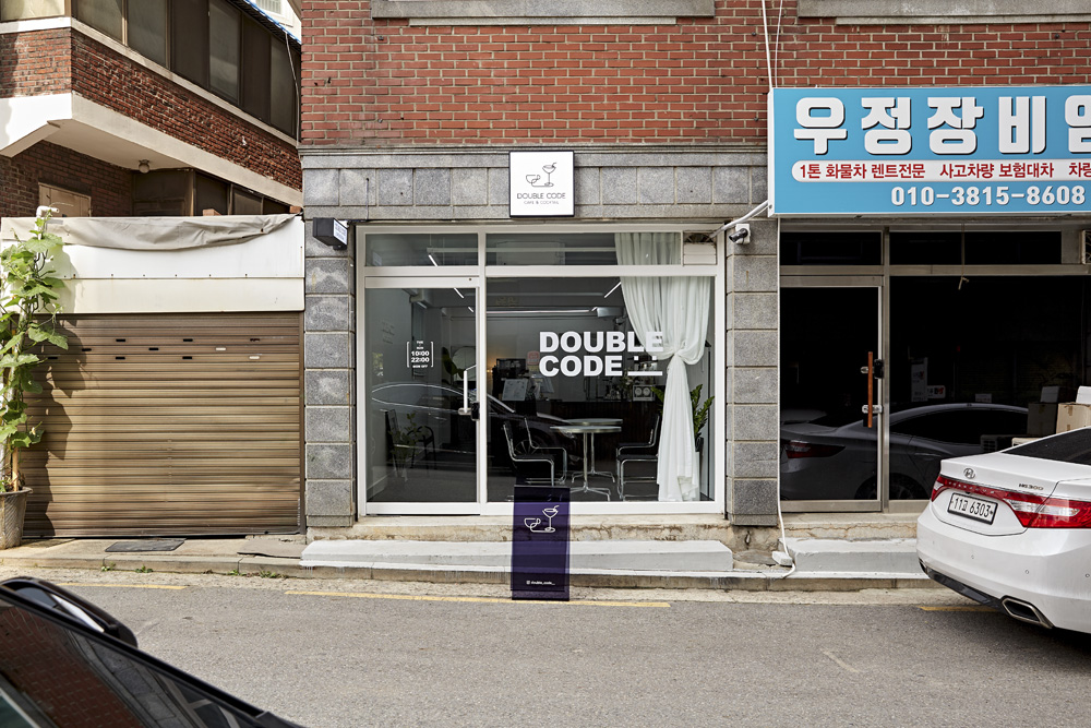 十平米白色极简咖啡厅设计-2