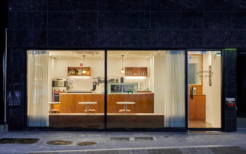 十平米现代白色木质概念咖啡厅-2