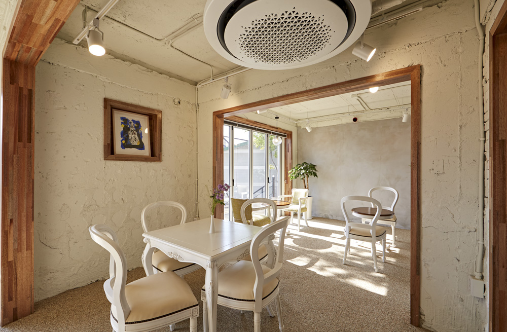 "白色与木纹的和谐交融 | 50 平米的现代咖啡厅设计"-12