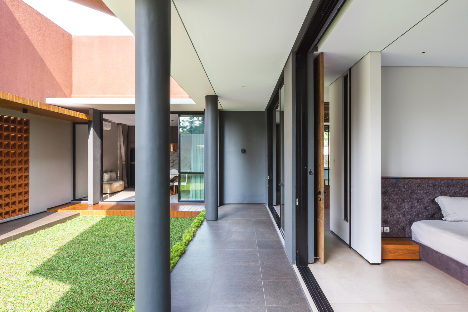 印尼热带现代住宅 | 光之井的绿洲魅力-20