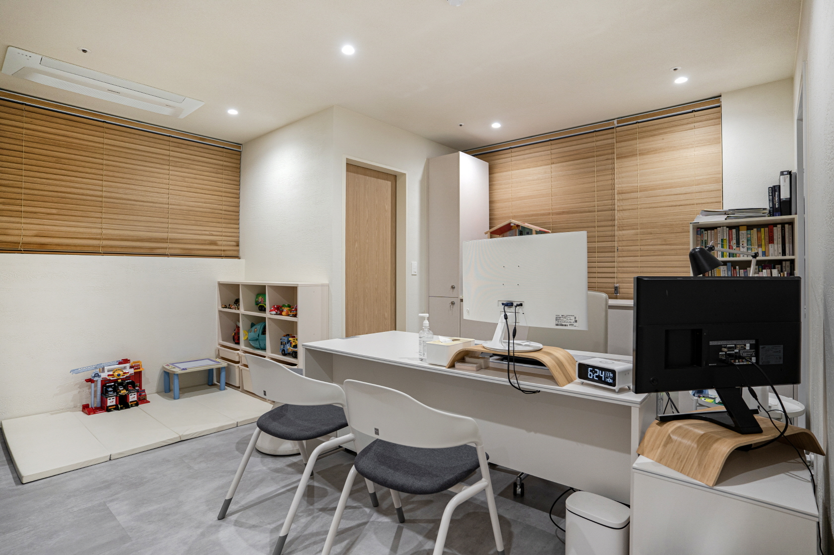 简约白色系打造儿童精神健康医学空间-11