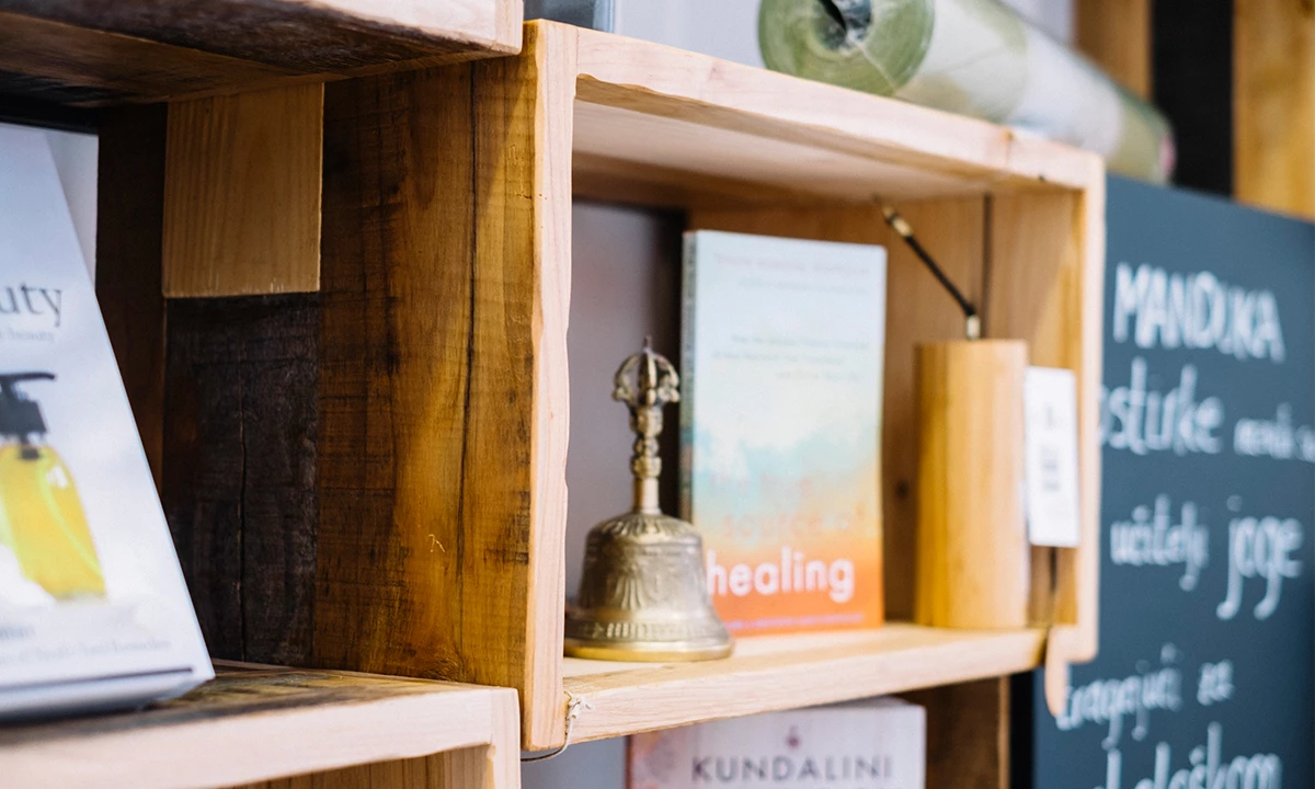 关爱环境与人的克罗地亚书店设计-11