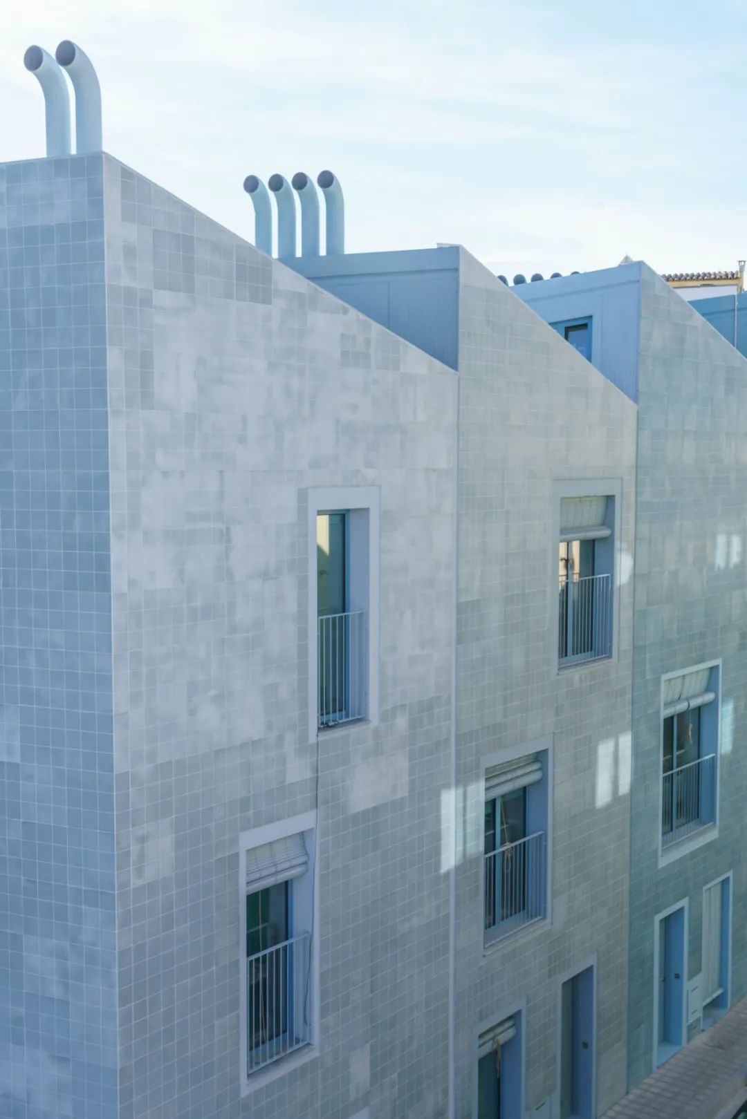 MVRDV 西班牙「戈米拉」街区更新，为优衣库2024春夏系列带来色彩斑斓的城市布景-64