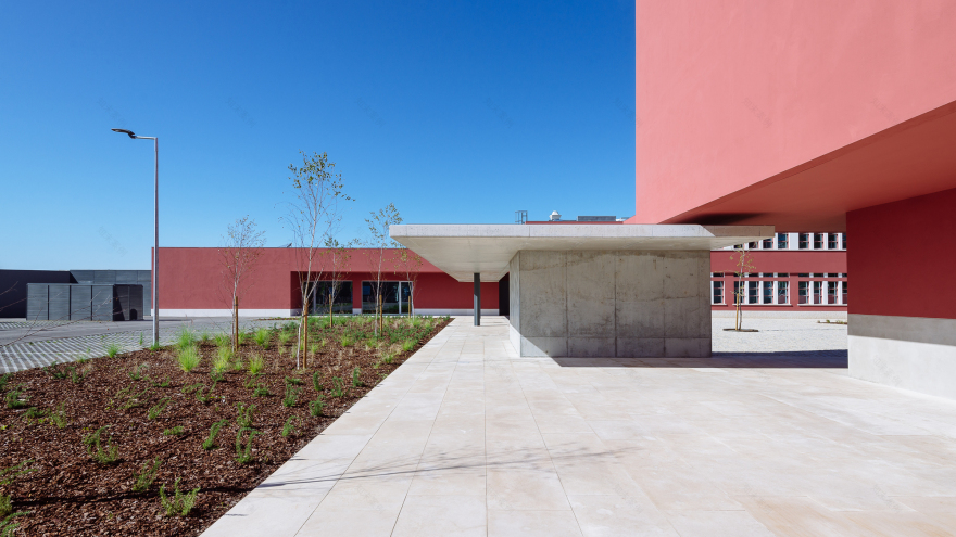 葡萄牙 Plural 药店总部物流中心,古今交融的办公建筑-13