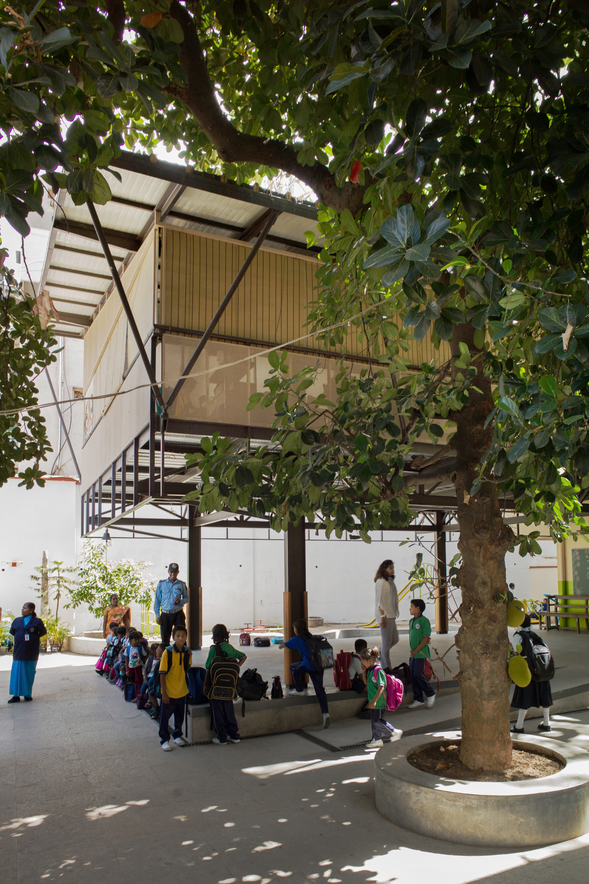 Mathew and Ghosh Architects 在班加罗尔贫民区小学打造树屋式多功能教室-17