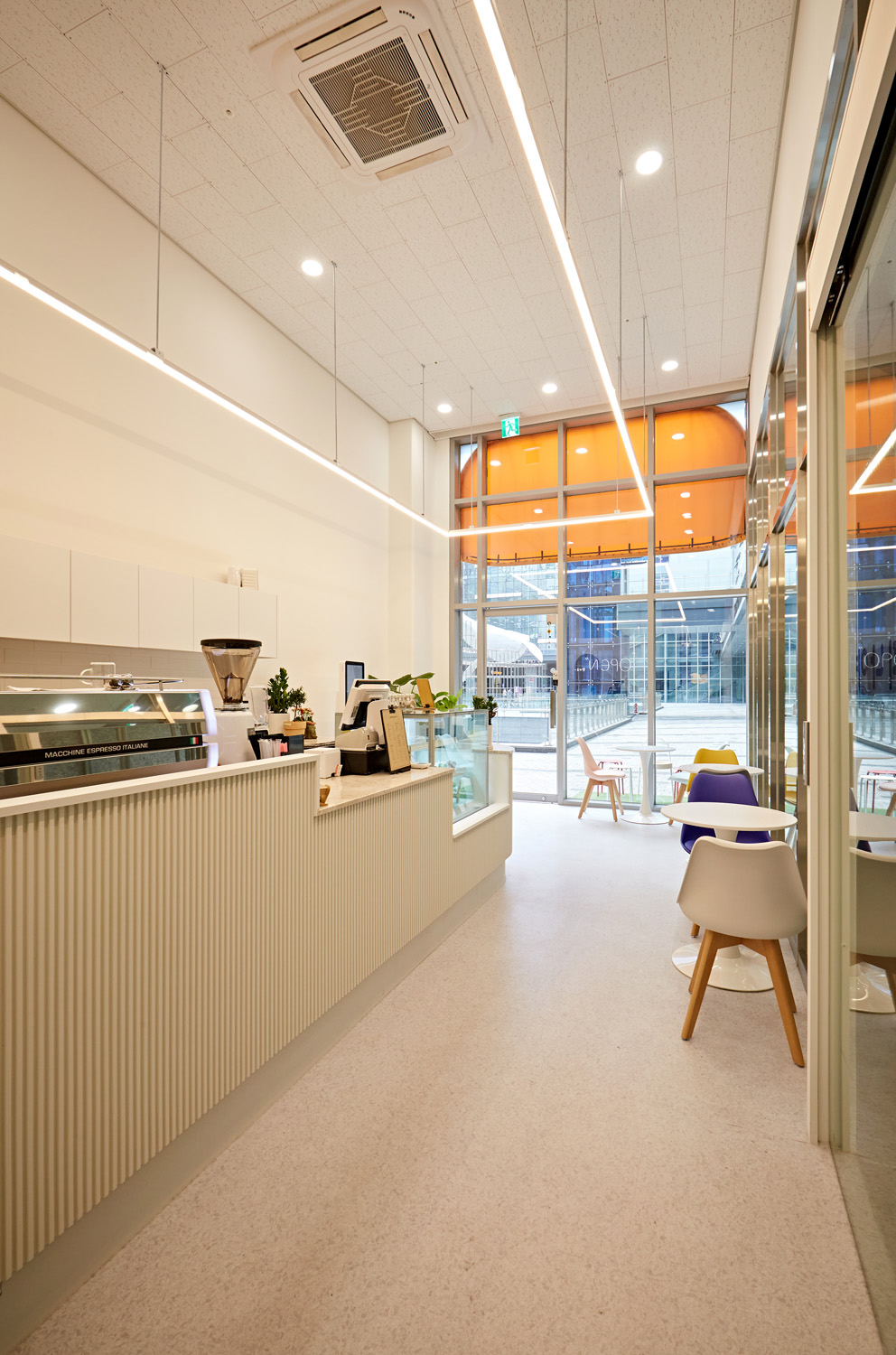 白色与木色交融，11 平小空间咖啡馆设计惊艳-11