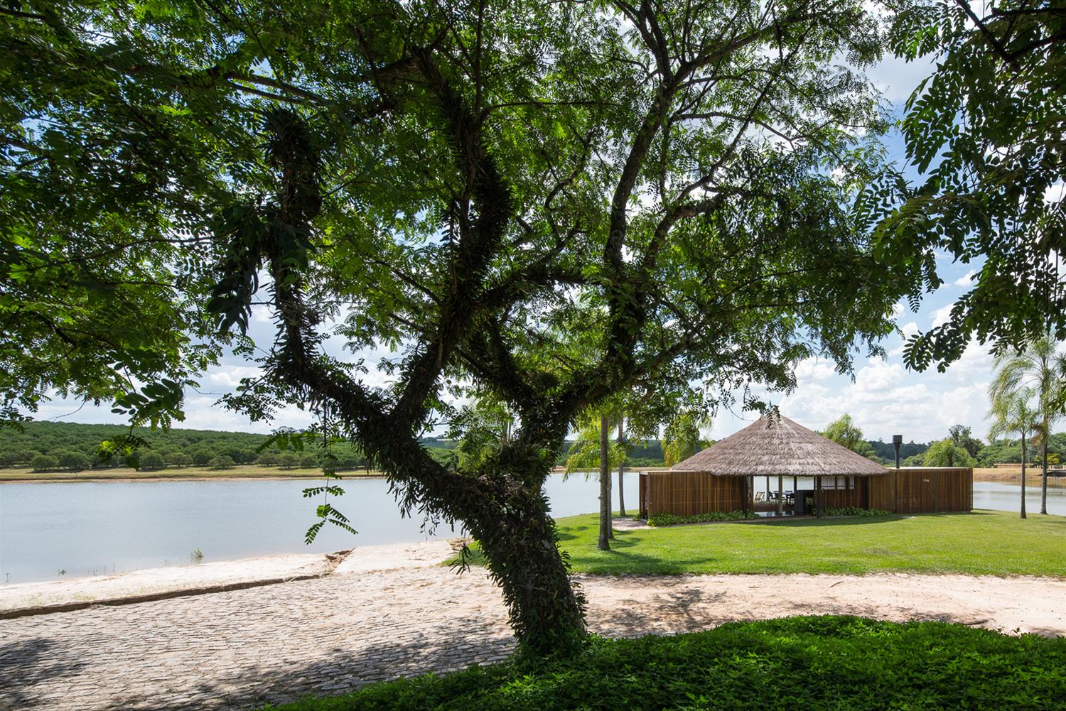 巴西乡村湖畔的半开放式休闲亭设计-2