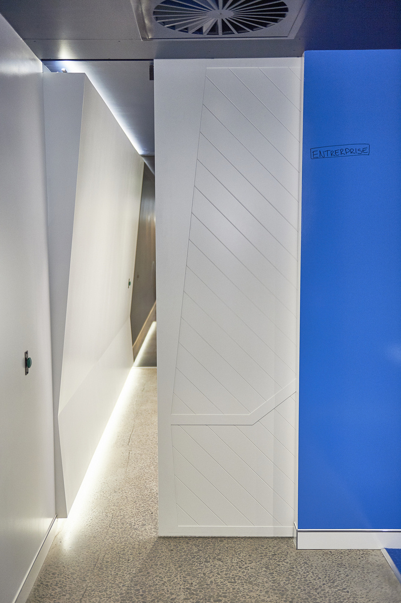 悉尼 Finder.com.au 太空主题办公室-7