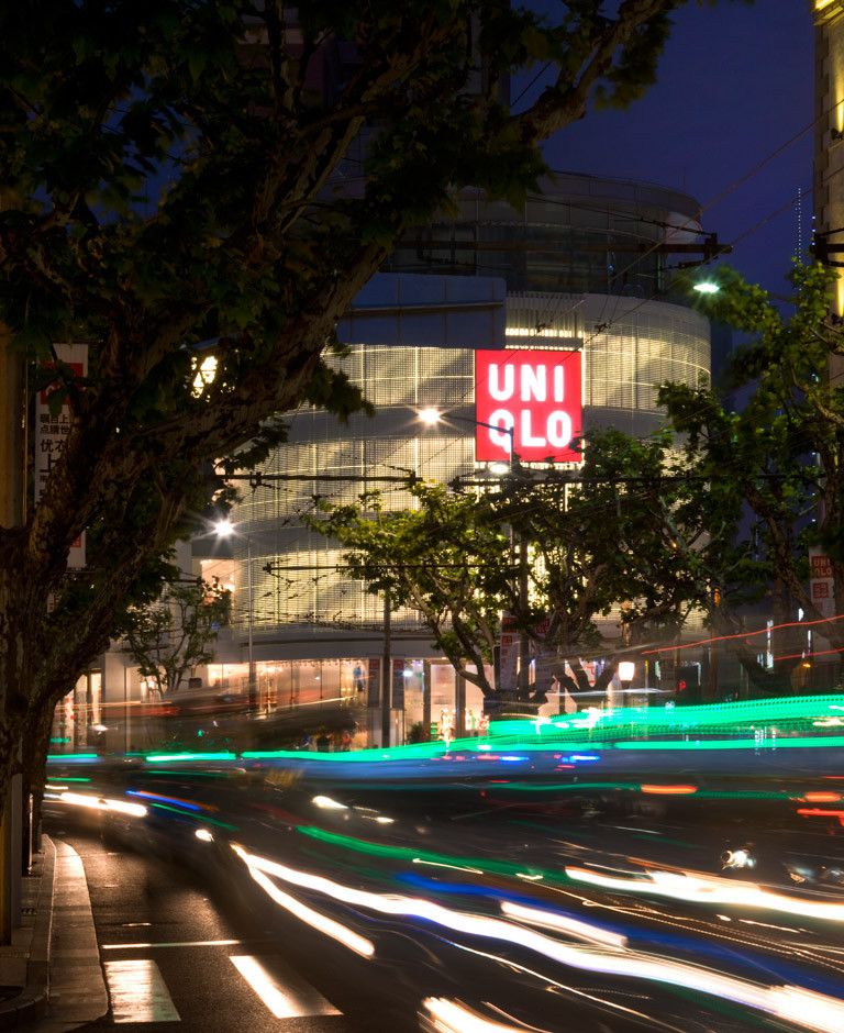 上海 Uniqlo 旗舰店——金属穿孔立面与室内戏剧性设计的完美融合-1