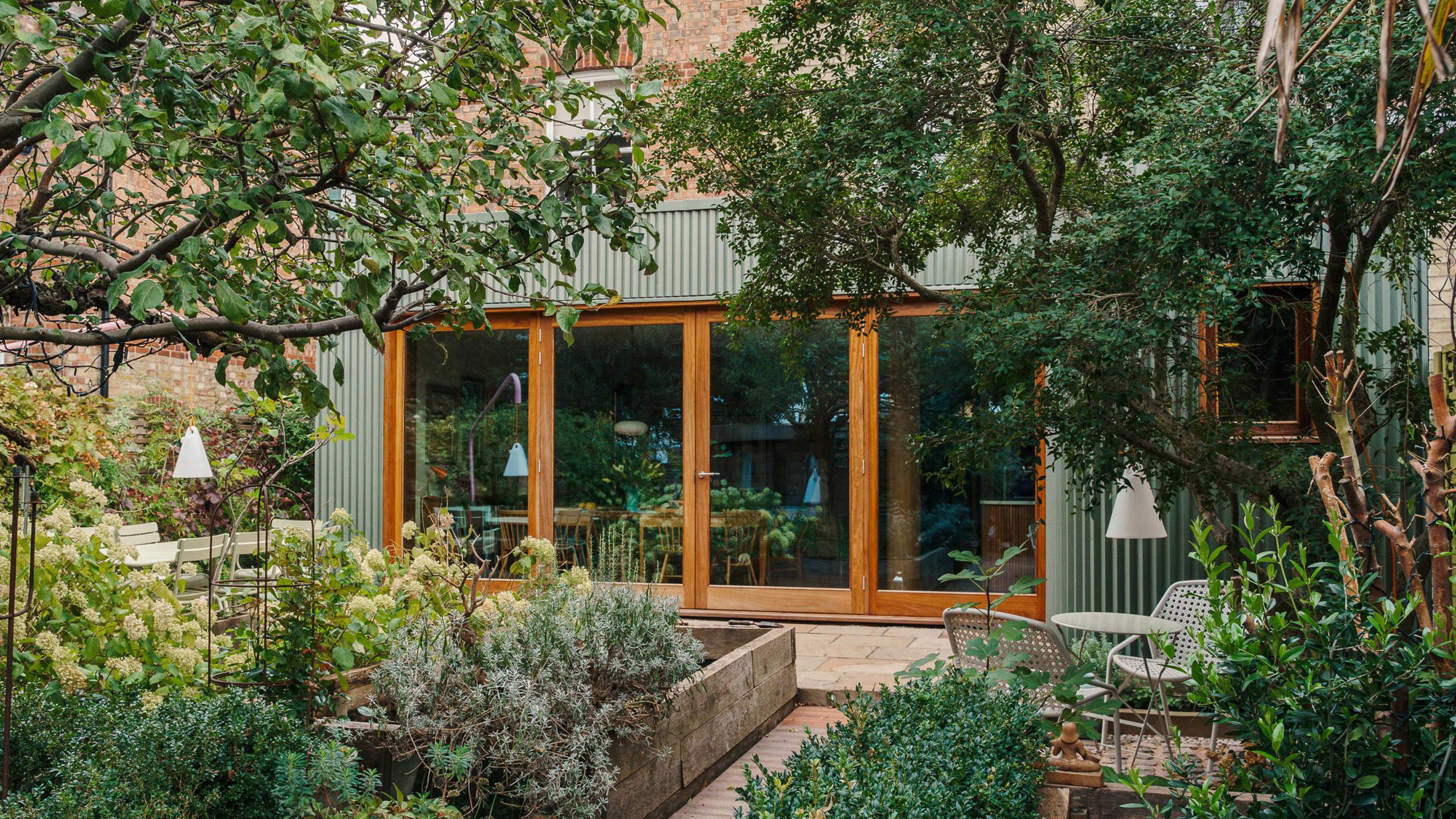 Green zinc panels "camouflage" Folded House in Cambridge by Westerdahl-0