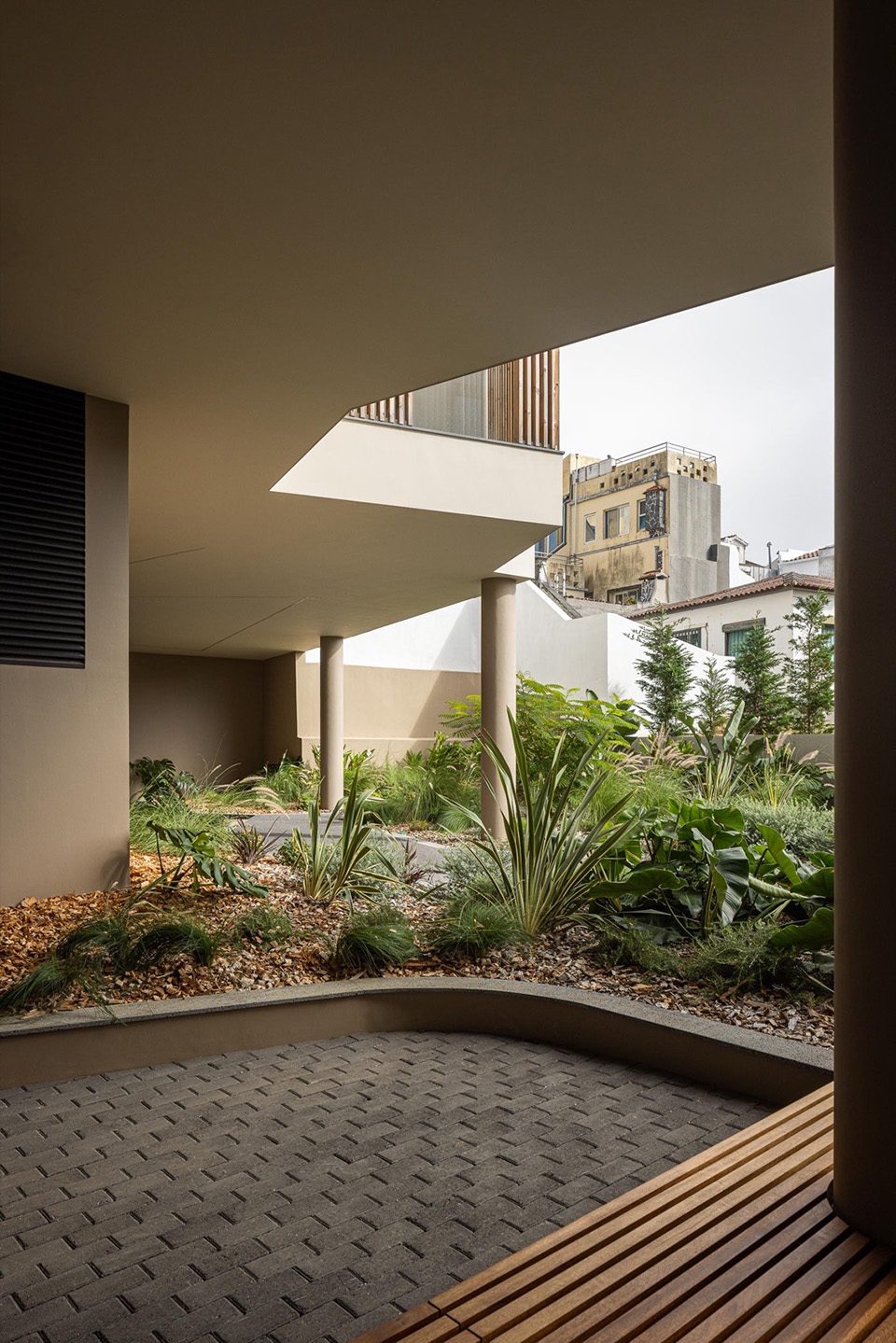 ERNESTO DO CANTO住宅区丨葡萄牙蓬塔德尔加达丨BOX arquitectos-236