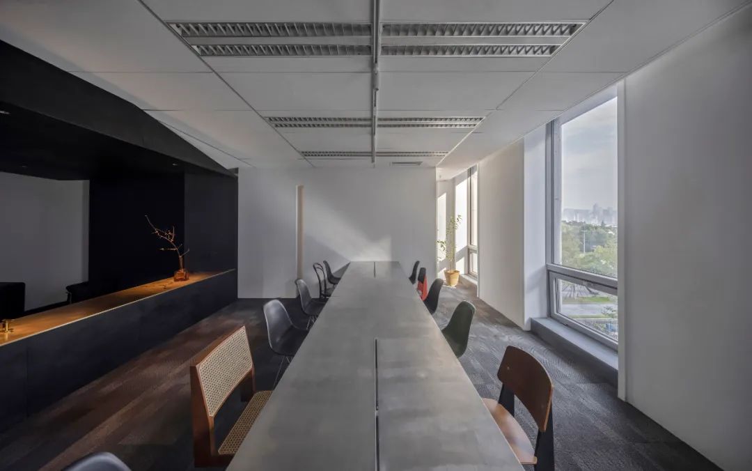 “黑亭”的无用之美,巧妙划分空间打造多功能办公环境-40