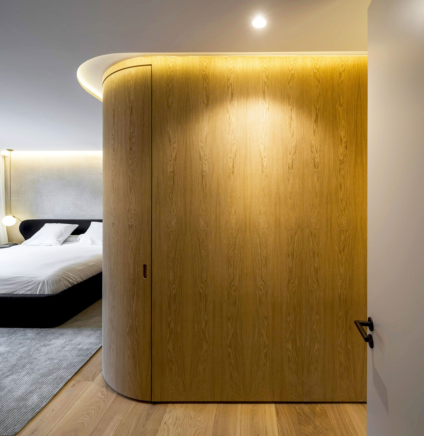 我认为 I HOUSE 可能并不是一个符合常规语义逻辑的表达如果 I  是品牌名首字母、个人名开头字母 、或者某个机构名称的缩略等，那么可以保留  I  不用翻译，直接翻译为  I 酒店，因为  house  常见释义中有 住宅；房子；（有特定用途的）建筑物 等意思，在一些语境中也可指代酒店、民宿这类供人居住的场所

如果这并非你想要的结果，由于这个短语表意不明确，难以准确判断其确切含义，请你提供更多的背景信息或语境 丨SpainMadrid-21