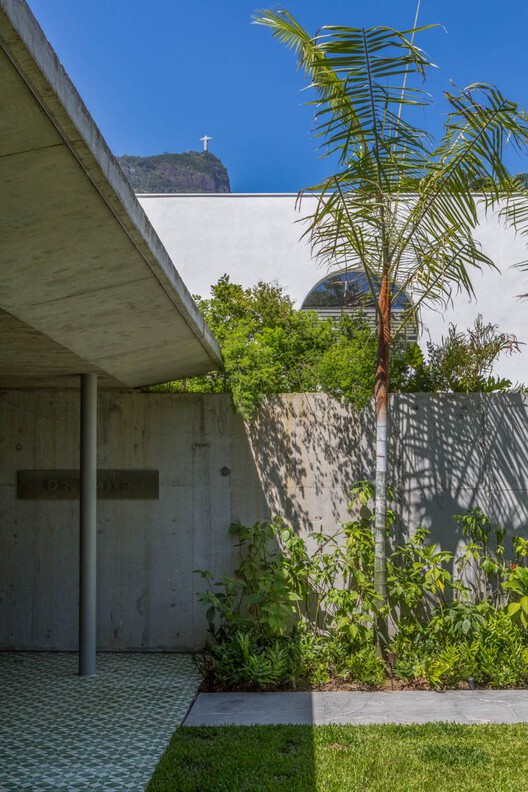 Itaúna House · 巴西里约热内卢的垂直景观别墅设计丨Siqueira + Azul Arquitetura-28