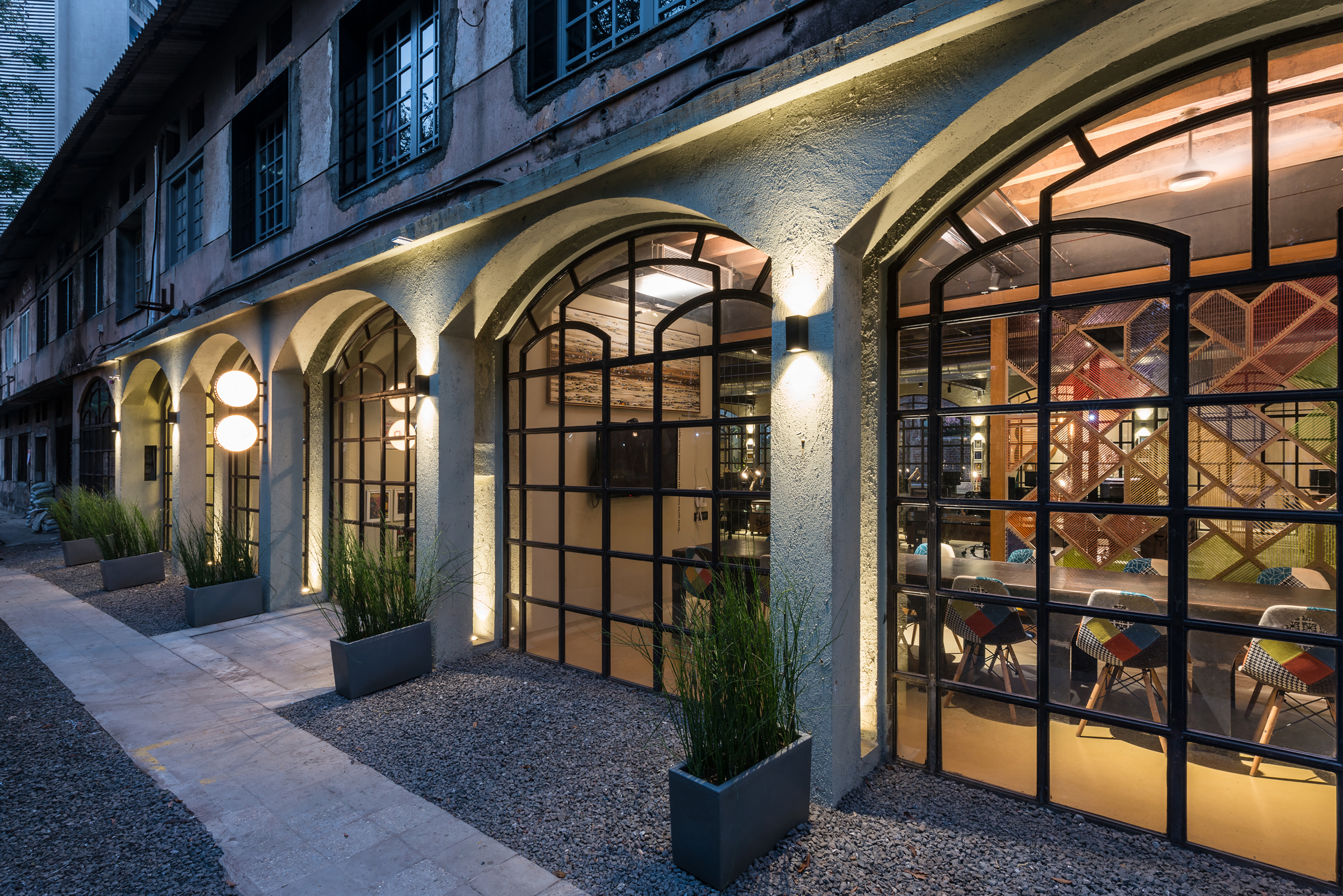 废弃仓库变身高颜值创意实验室-11