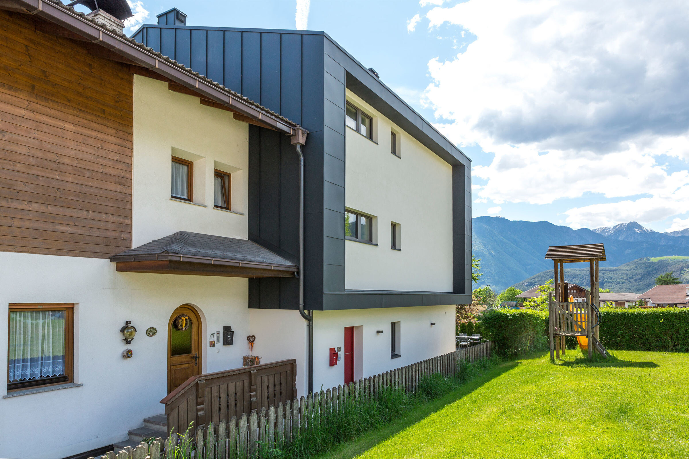 意大利双层别墅改造,木结构与南向露台打造舒适生活空间-16