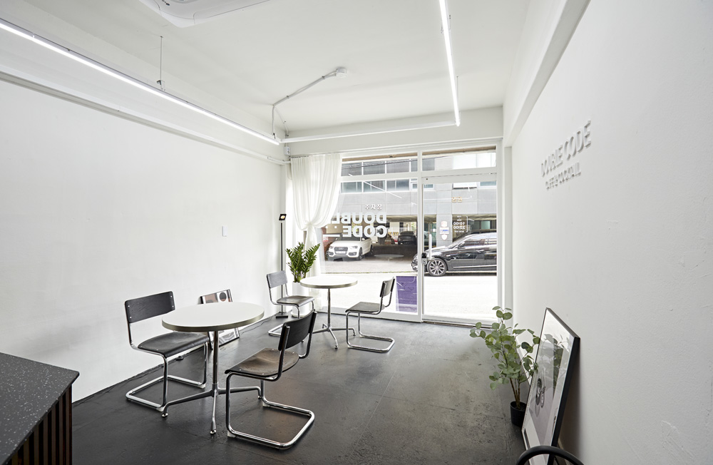 十平米白色极简咖啡厅设计-8