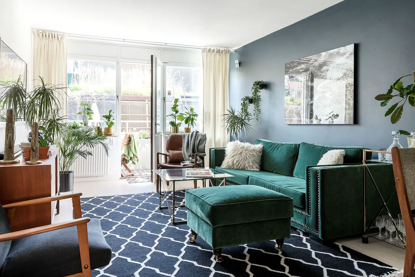 60 年代瑞典公寓里的深色 velvet sofa 和 Scandinavian 设计-1