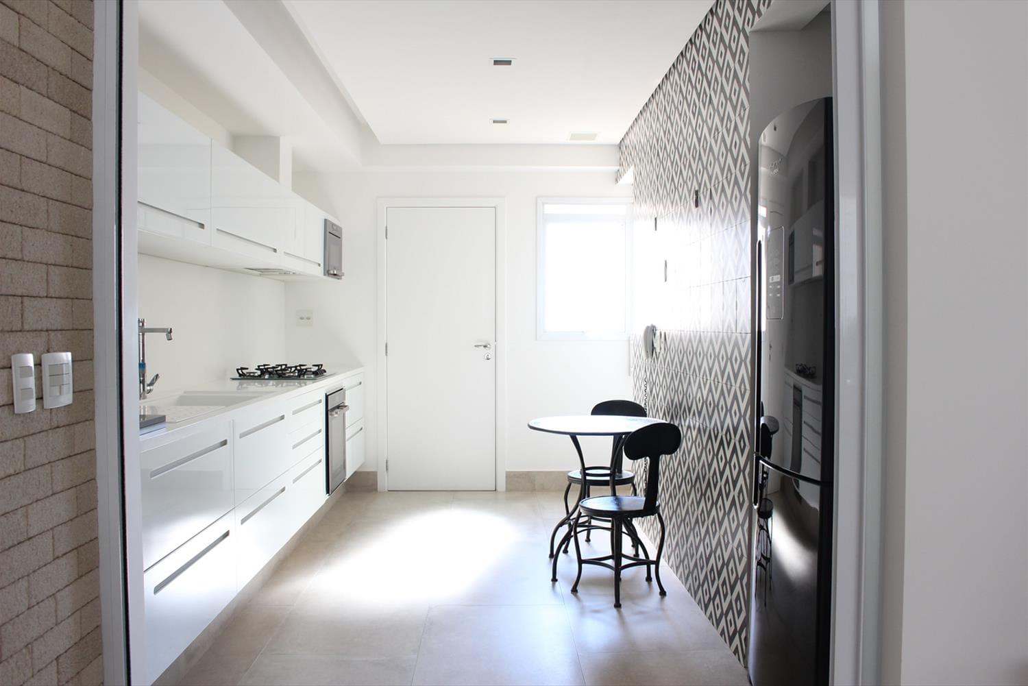 巴西 SP 市 SL 公寓 | 明亮木质与白色砖墙的简约空间-12