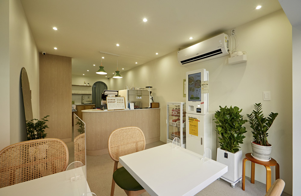 简约 13 坪咖啡厅，白色与原木打造温馨空间-5