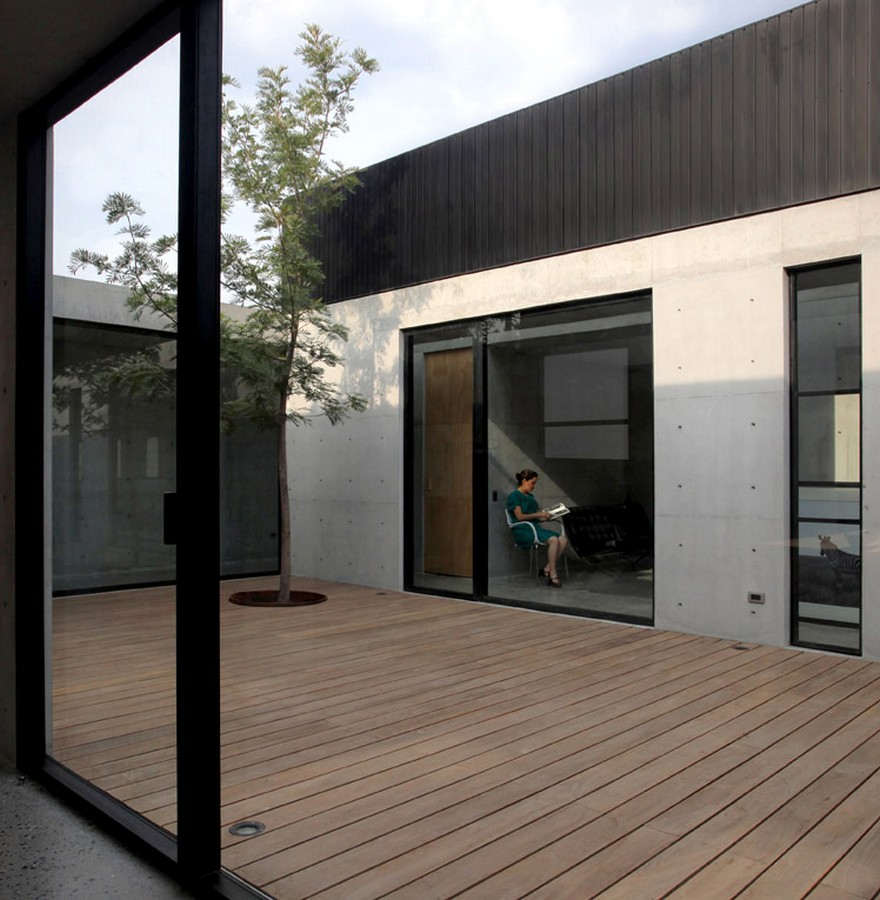 Rectangular Concrete House with an Interior Courtyard in Monterrey-34