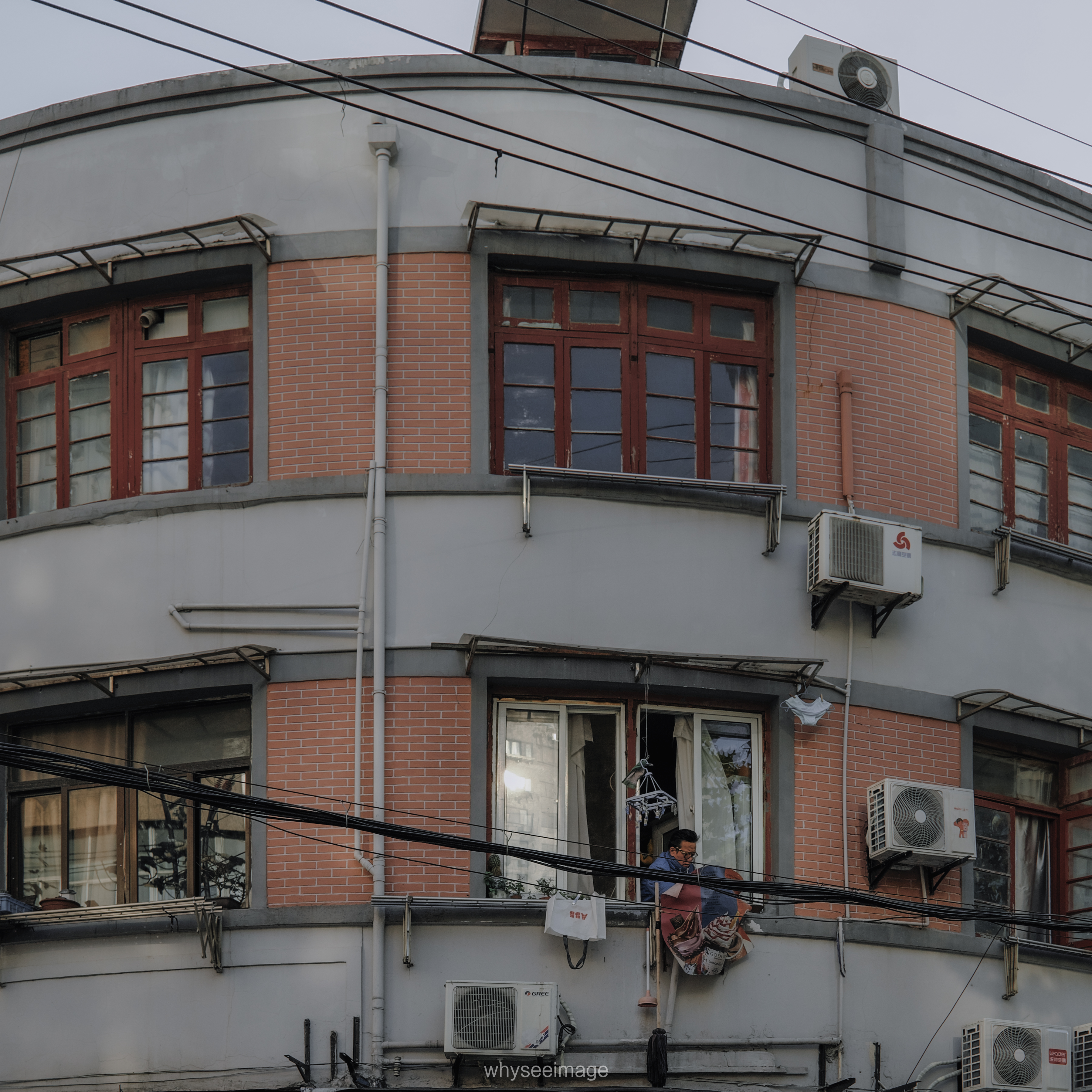 影子躺在地面上 · 不如回到街头丨中国上海丨whyseeimage-17