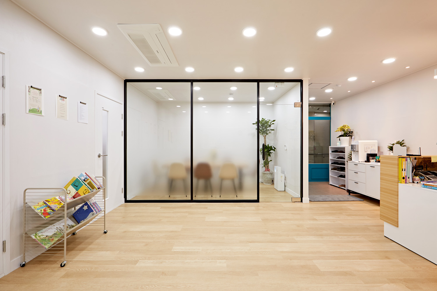 24 平米儿童发展中心，极简设计展现无限可能-3