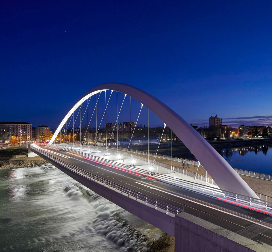 Richard Meier's Cittadella Bridge separates traffic and pedestrians-16