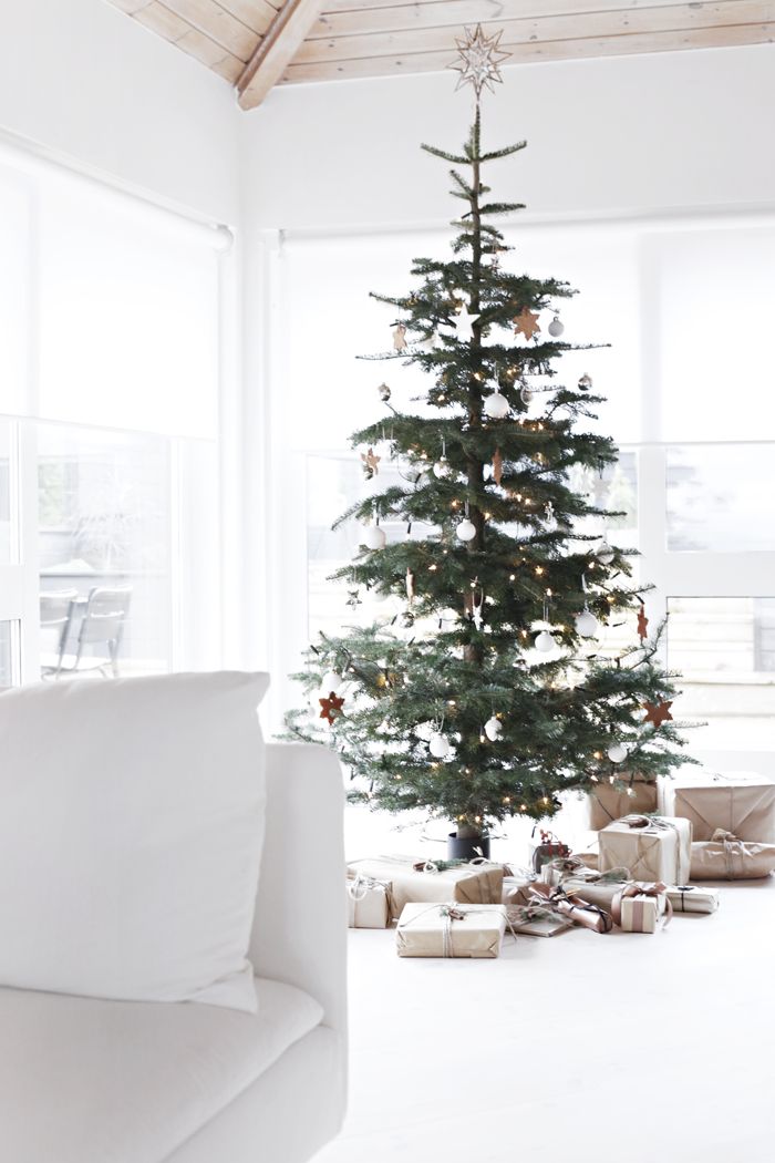 14 Gorgeous Scandinavian Living Rooms Dressed For Christmas-12