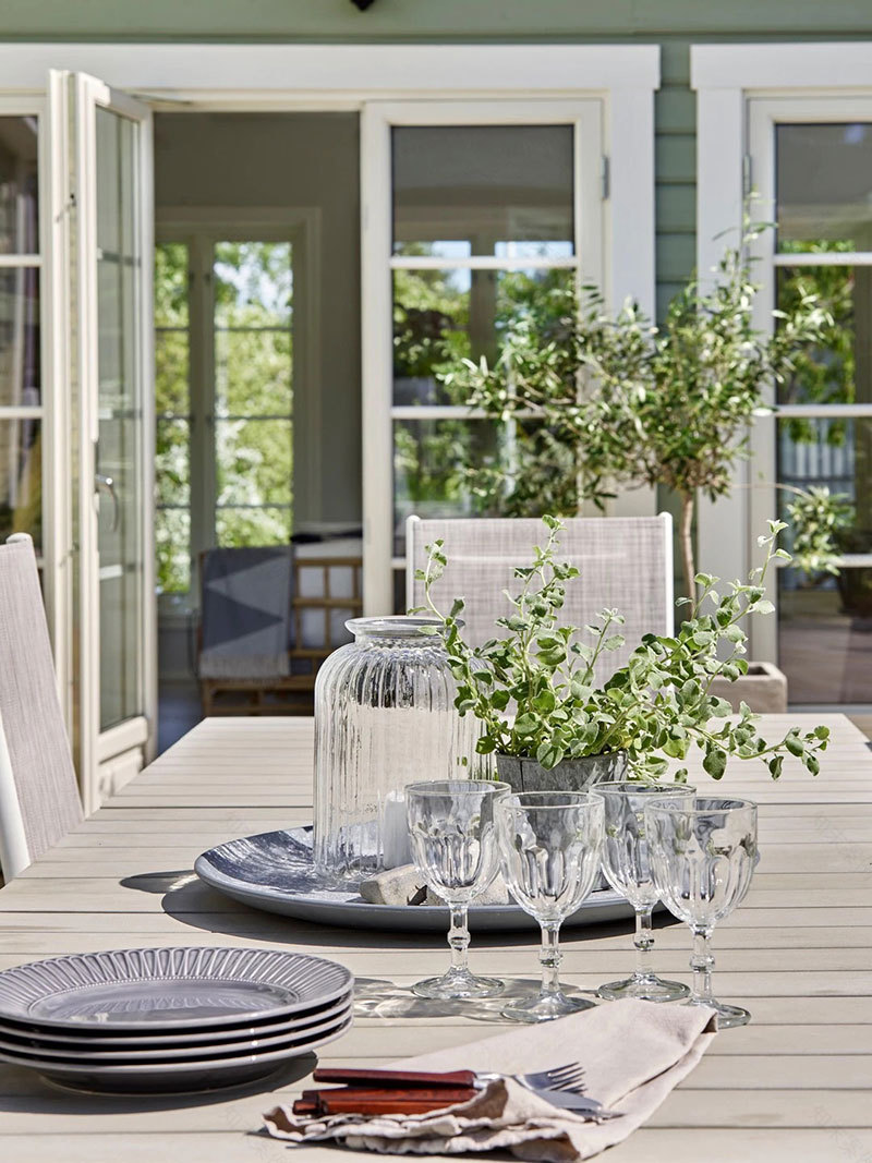 瑞典年轻家庭打造白色夏日小屋,自然与现代的完美融合-17