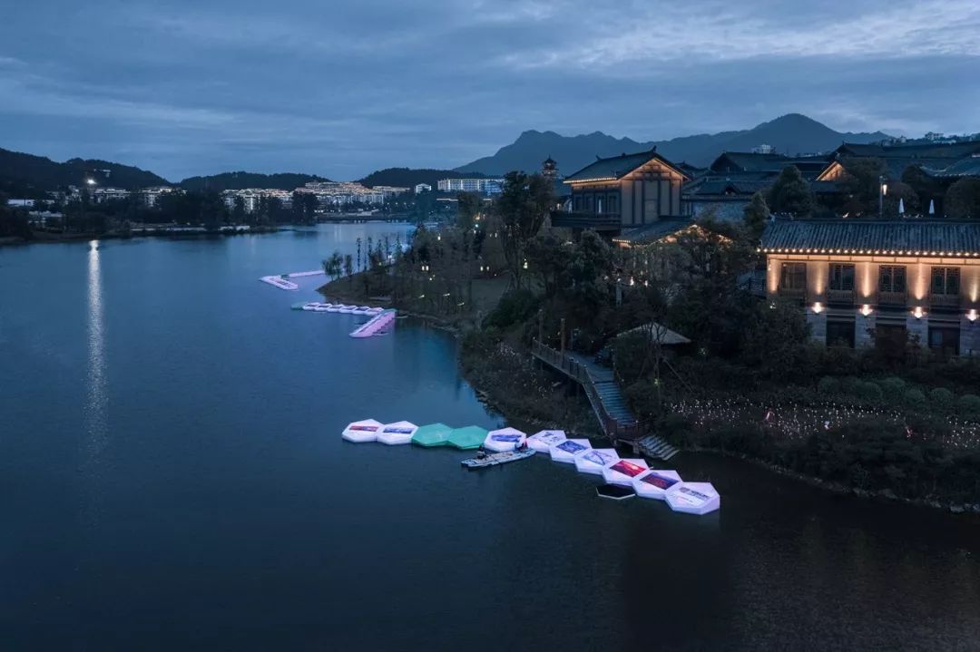 丹寨万达小镇睡莲水上影展,自然与艺术的融合-59
