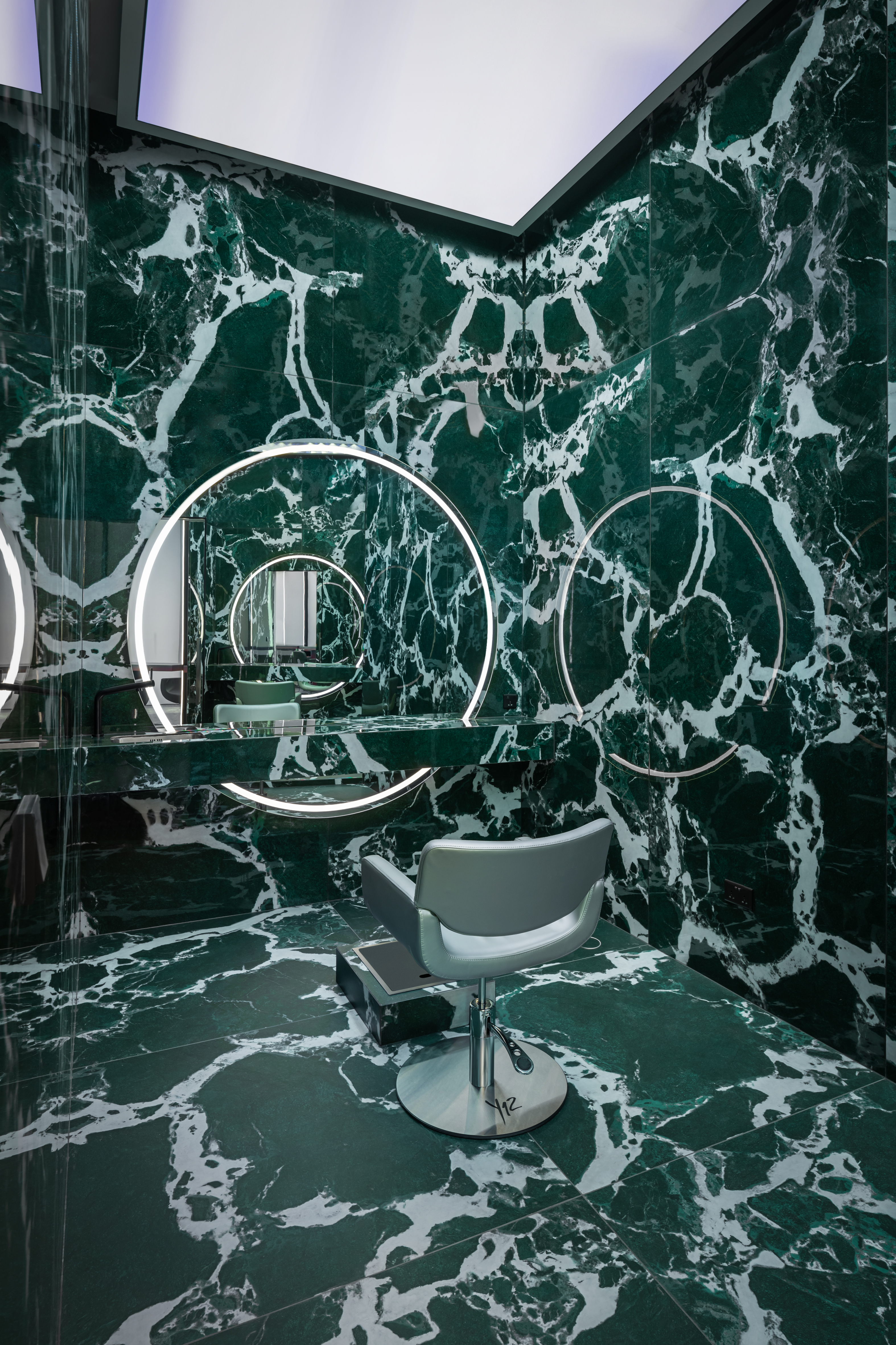 迪拜 Y12 沙龙 | 复古未来主义的美发空间-5