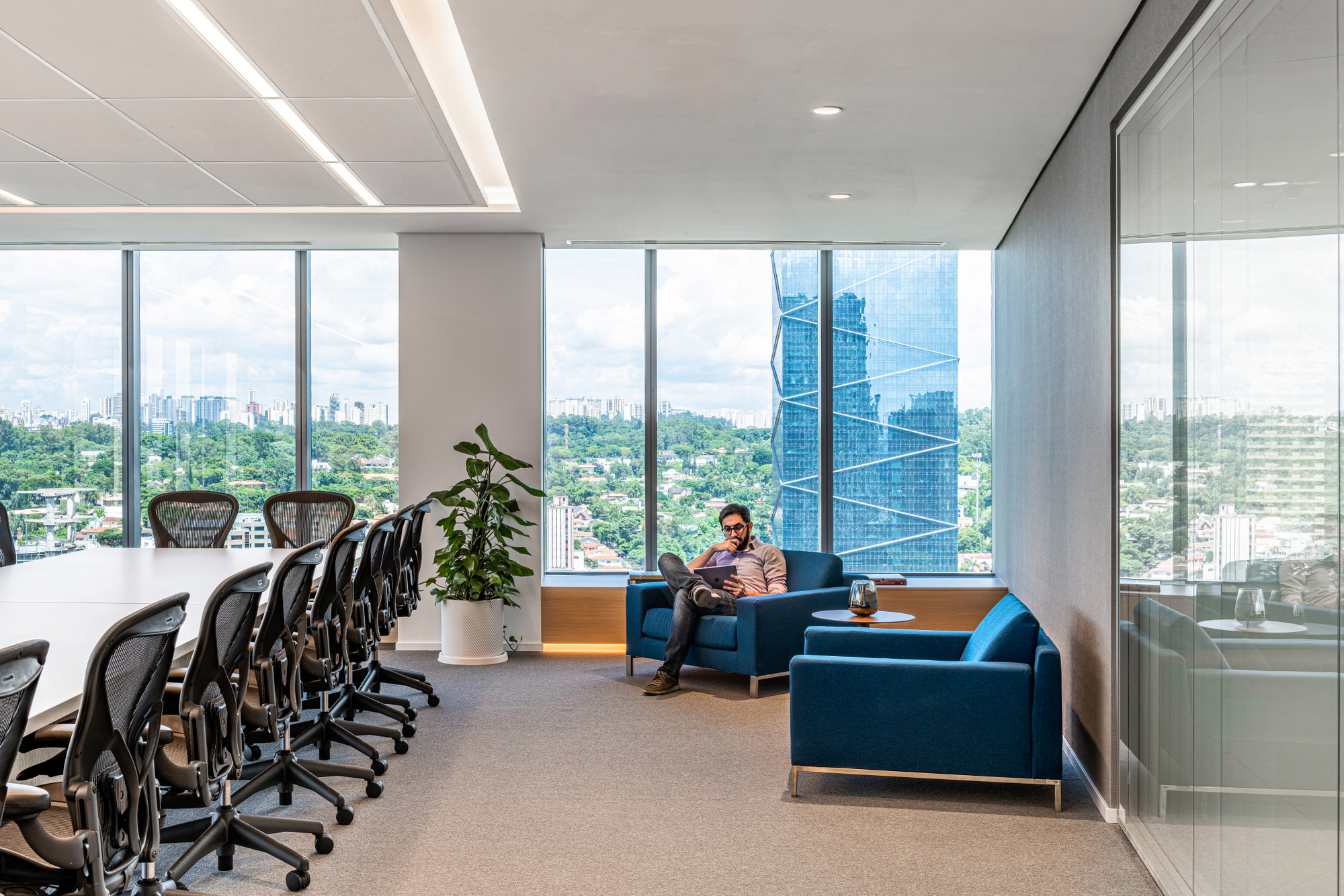 圣保罗机密国际保险公司办公室设计-11