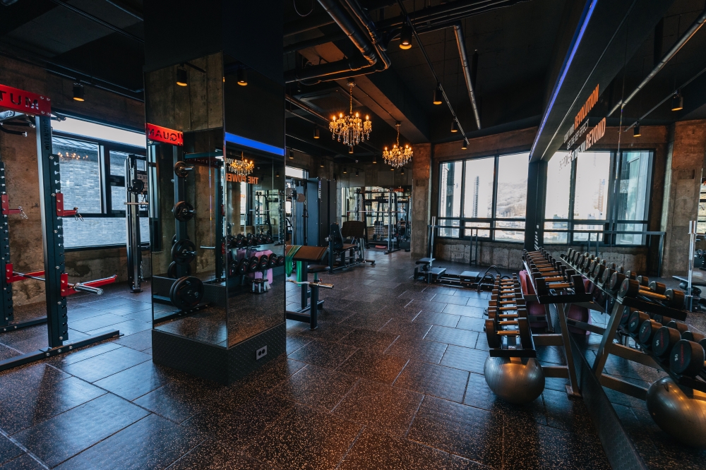 韩国 HUE 健身中心 2 号店 | 极简现代设计，500 平米大型健身空间-2