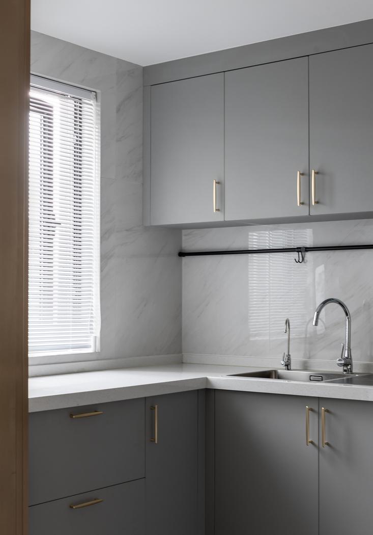 现代轻奢风四口之家设计-35