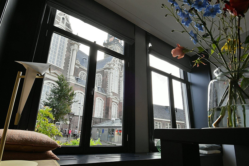 阿姆斯特丹中心区暗色调现代公寓,历史与时尚的完美融合-9