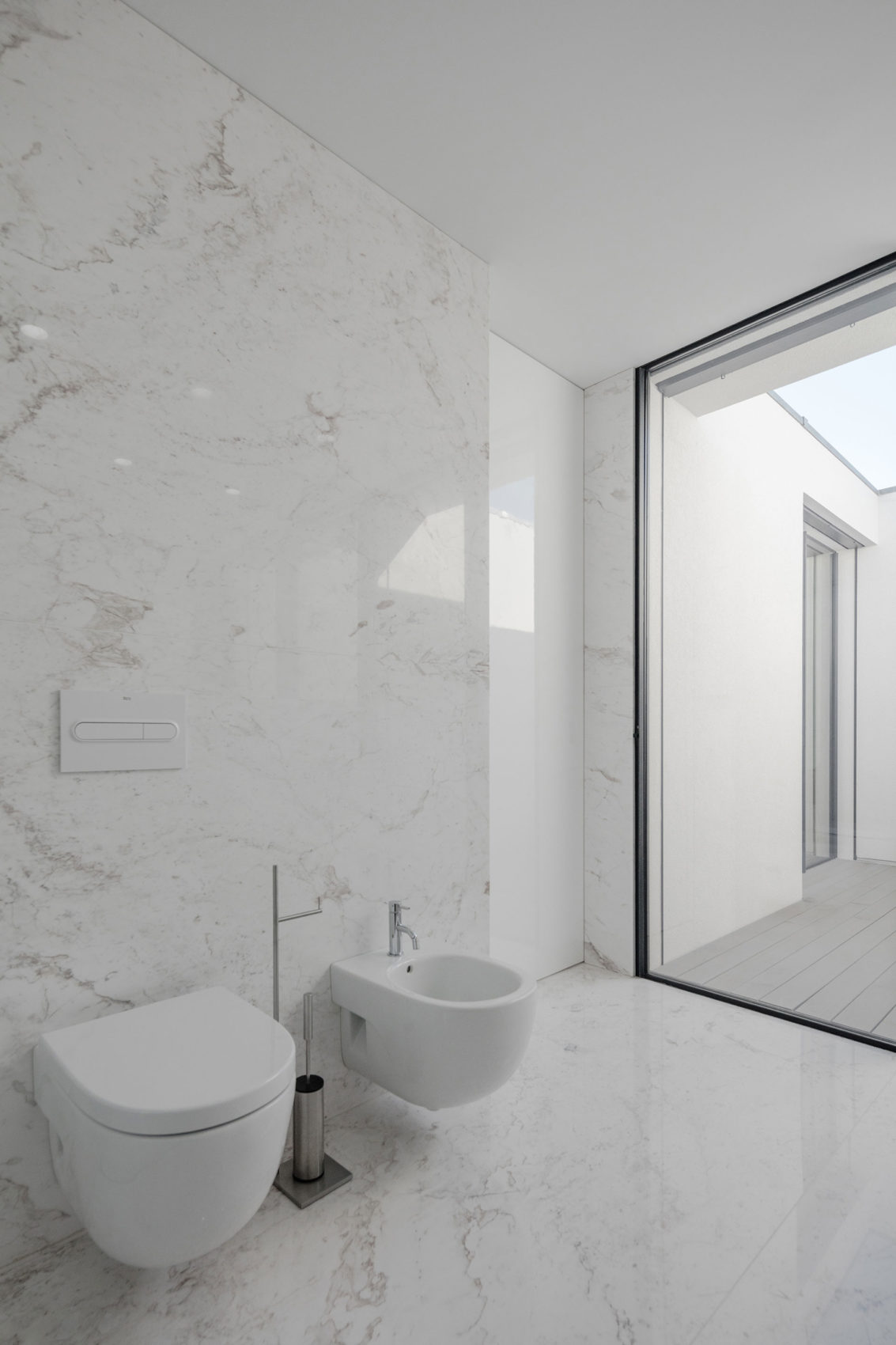 葡萄牙现代白色家居,融入自然美景-46