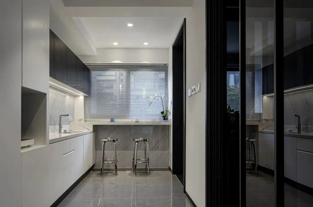 红与黑的碰撞 · 合肥万科时代之光住宅设计丨中国合肥丨黑白灰空间设计-25