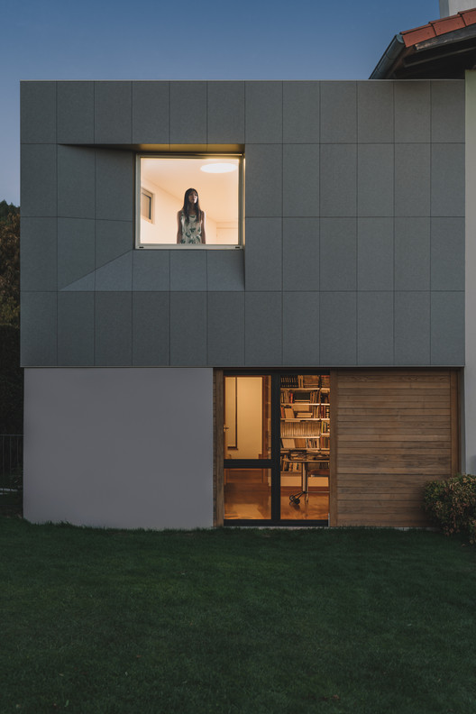 维奥住宅绿色景观中的现代石盒-22