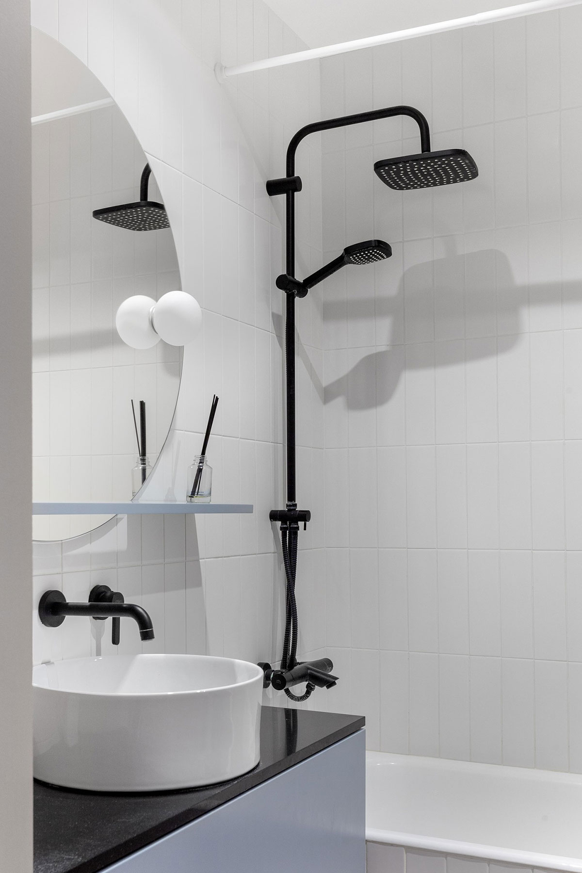 莫斯科 45 平米全白小公寓,玻璃隔出的卧室成亮点-12