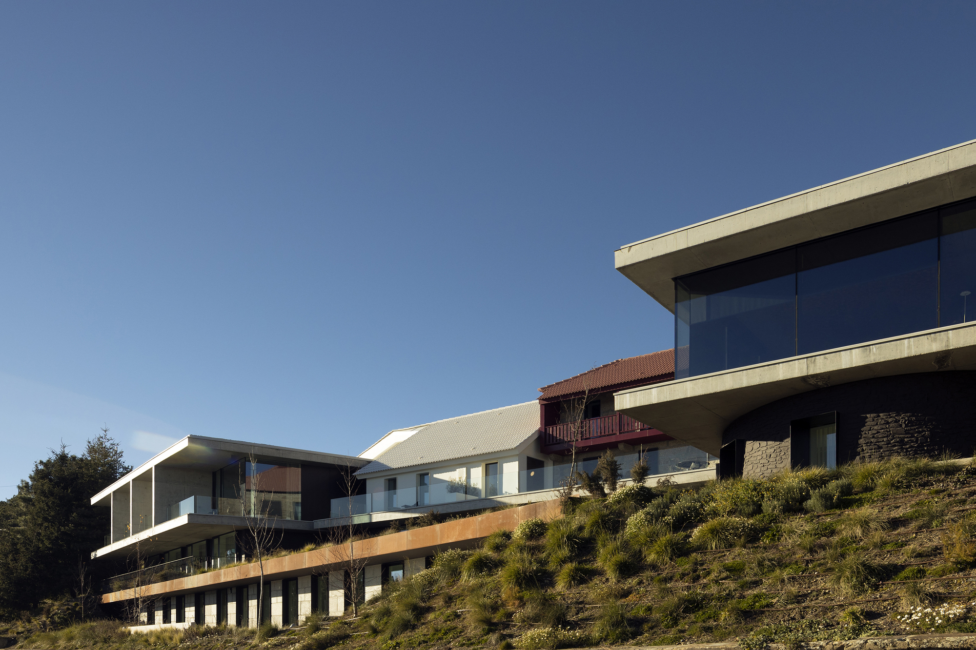 葡萄牙山区酒店融入本土文化,呈现现代与传统之美-17