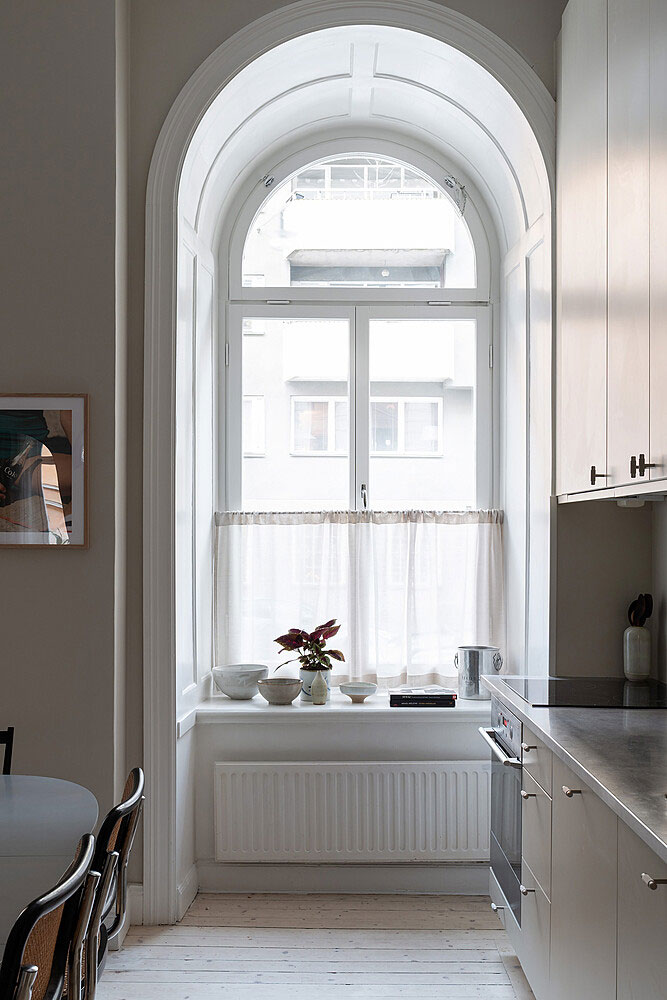 斯德哥尔摩惊人室内设计 | 拱窗与高挑天花的完美融合-11