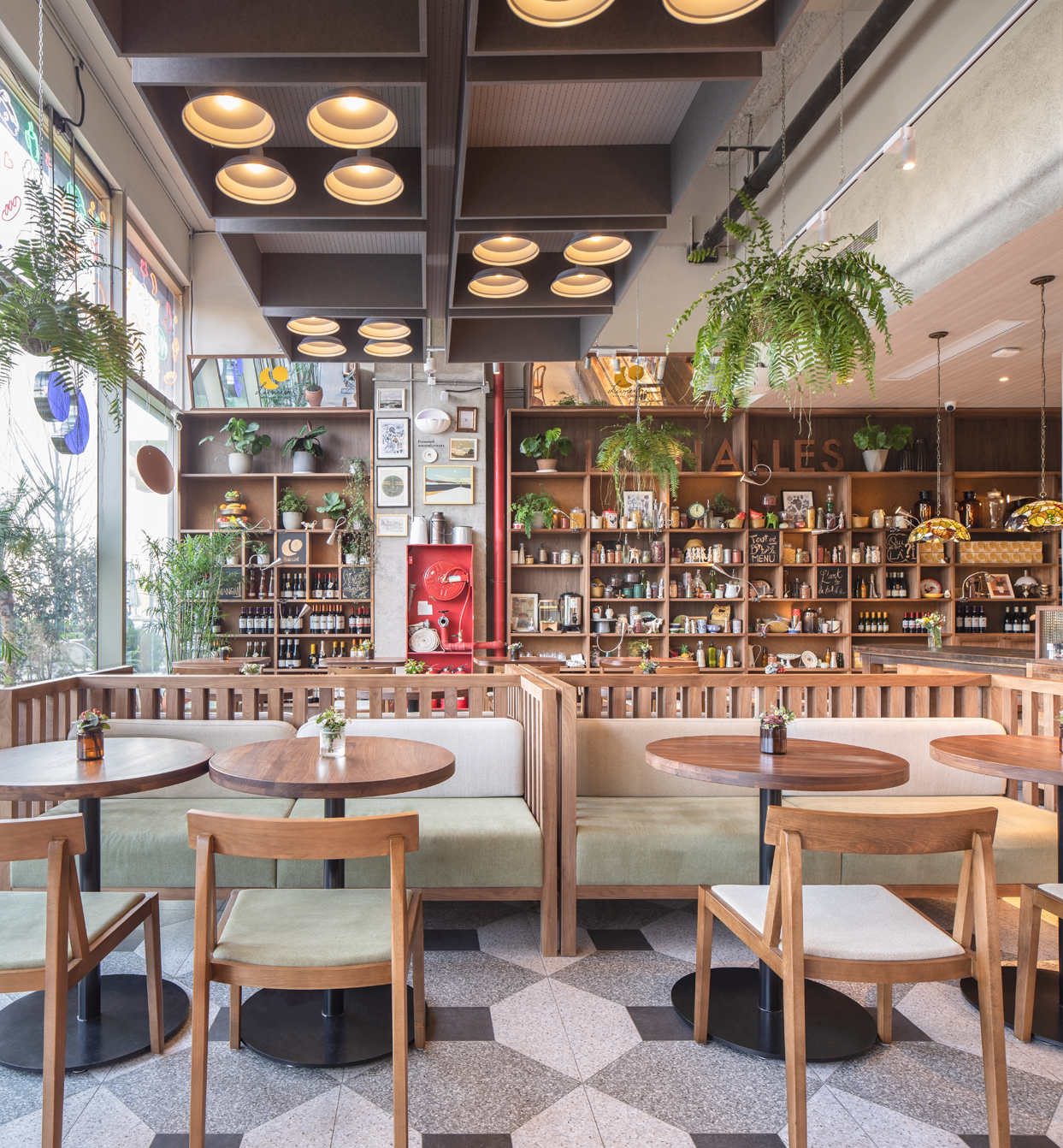 月畔（Luneurs），上海巴黎春天百货美食广场（Les Halles 可理解为美食广场等含义，这里推测结合语境指上海有此品牌店铺的巴黎春天商场美食广场） 

注：如果Les Halles [Shanghai]有更确切固定所指，需要根据实际情况调整，Luneurs是品牌名，一般保留原文音译 丨中国上海丨hcreates interior design-3