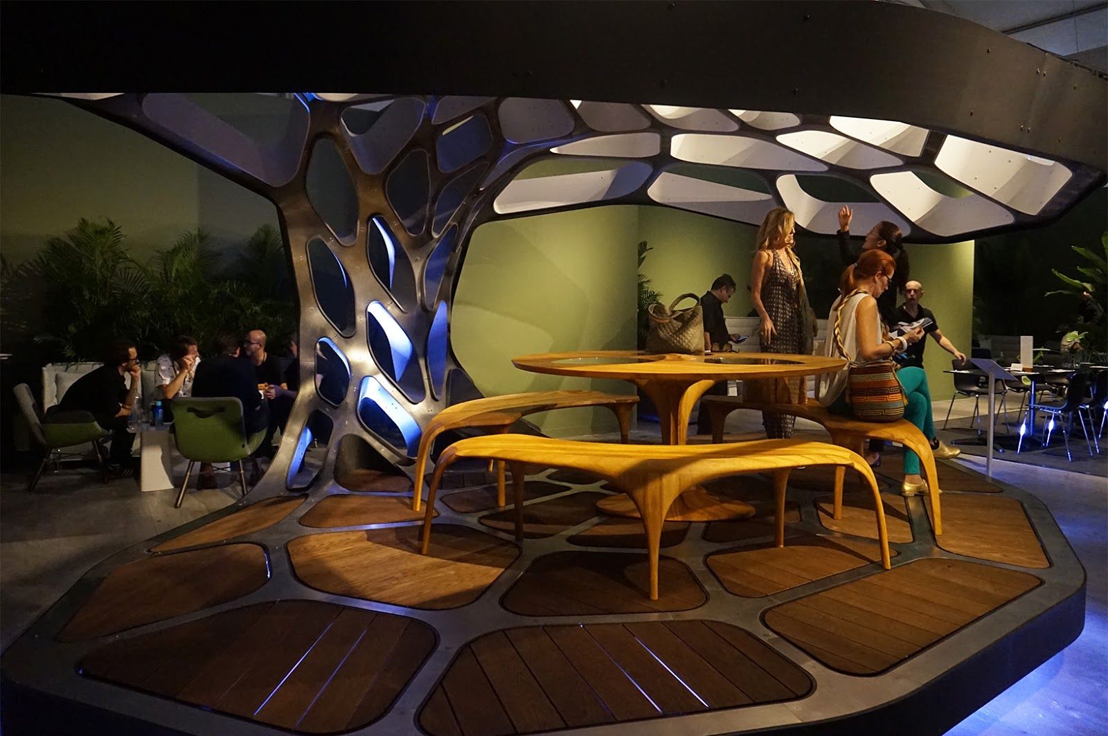 扎哈·哈迪德打造未来主义用餐空间-9