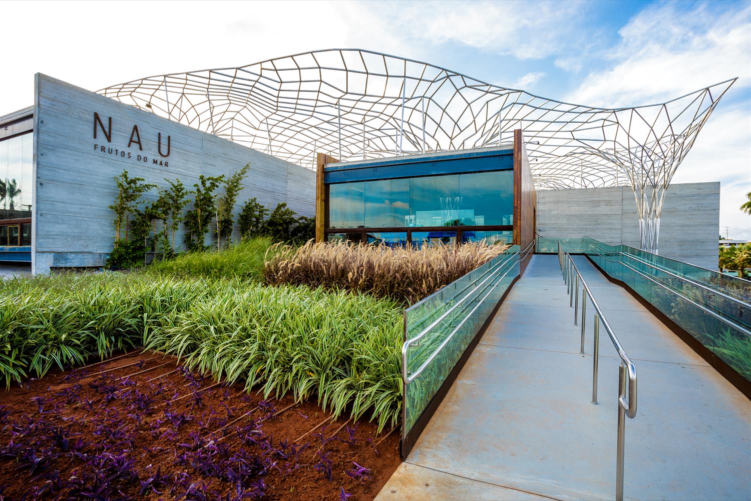 巴西 NAU 餐厅设计 | 渔网外观，自然光运用，海洋气息室内设计-2