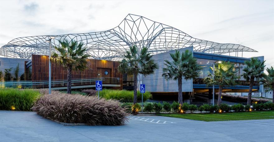 巴西 NAU 餐厅设计 | 渔网外观,自然光运用,海洋气息室内设计-4