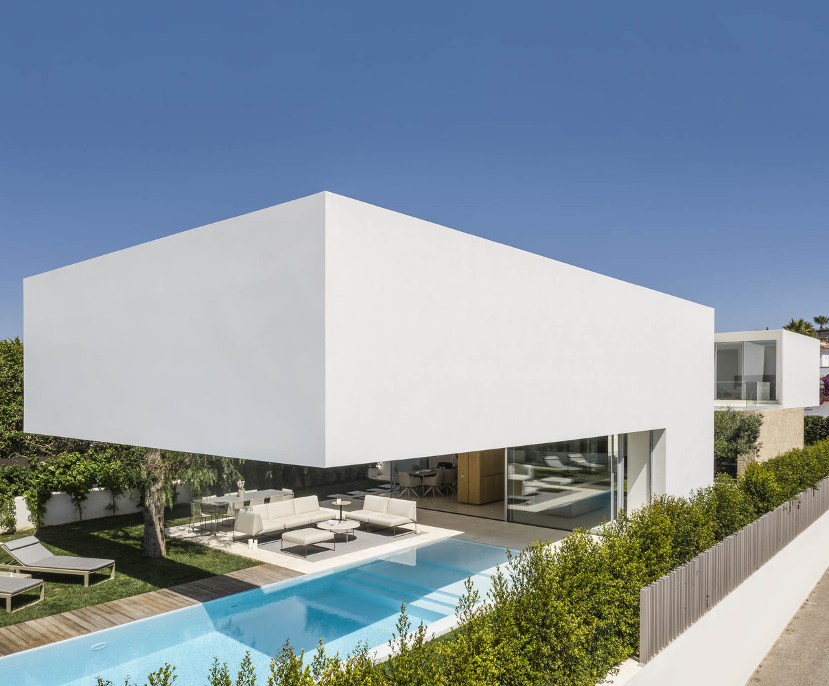 悬浮立方体 | 白色石墙与三棵树木的对话-44